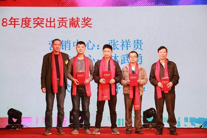 “黨領(lǐng)合作共發(fā)展 眾聚匠心鑄品牌”萬達(dá)業(yè)主題年會(huì)隆重舉行